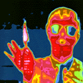 Image infrarouge en fausses couleurs d'un ingénieur tenant une allumette. La paume et la flamme apparaissent plus chaudes, tandis que les lunettes sont opaques à l'infrarouge thermique. Image NASA, reproduite à des fins éducatives avec attribution.
